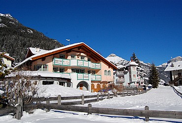 Appartamento a Mazzin - Fraz. Campestrin. Villa Marta è situata in posizione panoramica, è tutta recintata e dispone di un ampio parcheggio e di un bel giardino dove si può giocare con la neve. Si trova a 50 mt dalla fermata dello ski-bus e dei mezzi pubblici, a 150 mt c'è la pista da fondo (della Marcialonga), il parco giochi comunale, la partenza delle passeggiate, della ciclabile e del percorso vita. Campestrin si trova a 2 km da Campitello di Fassa e a 4 km da Canazei raggiungibili in 5 minuti, note località sciistiche dove partono gli impianti per il giro dei 4 Passi (Sella-Ronda). I nostri appartamenti sono stati insigniti dall' APT di Fassa con 3 o 4 GENZIANE e con le quali la stessa garantisce sul sito: www.fassa.com tutti i servizi che sono ricompresi. Abbiamo internet-wireless con fibra gratuiti in ogni appartamento. All'interno del giroscale c'è il porta-sci chiuso a chiave, il porta-scarponi, lo scalda-scarponi, il ferro e l'asse da stiro a disposizione di tutti. Dato che ci siamo associati sia con Fassappartamenti che con l'APT di Fassa ed il QC Terme di Pozza di Fassa, diamo la 