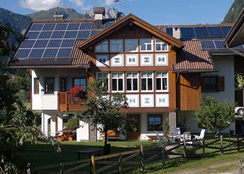 Appartamento a San Giovanni di Fassa - Pozza. Appartamento situato al piano terra di una villetta in zona particolarmente tranquilla, soleggiata e vicinissima alle attrattive montane. A pochi minuti dal centro e dagli impianti di risalita del Buffaure,  Catinaccio e dallo Skistadium Alloch. Adiacente all' anello da fondo e alla pista della Marcialonga, si raggiungono a piedi in pochi minuti il parco giochi di Pozza e il campo attrezzato della Scuola di sci Vajolet in località Freina.