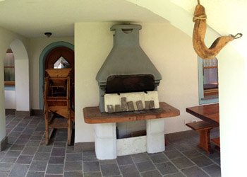 Appartamento a San Giovanni di Fassa - Pozza. Ampio giardino attrezzato e nella stagione estiva a disposizione portico coperto con barbecue, parcheggio privato, deposito sci e biciclette.
Convenzionato con lo stabilimento termale Terme Dolomia, con vantaggiose offerte.