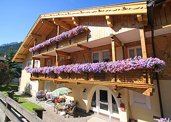 Appartamento a Canazei. All'entrata di Canazei, immersa nel verde, una graziosa villetta familiare di recente costruzione per passare le tue vacanze con tutti i comfort, a soli 10 minuti a piedi dal centro e 300 m. dalla fermata dello skibus.
Affitti settimanali, da sabato a sabato, per la stagione invernale ed estiva.