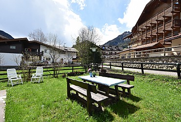 Appartamento a Campitello di Fassa. Lasciatevi incantare dai piccoli paesi animati tra passato e modernità alla scoperta dei vecchi mestieri, degli artigiani locali, delle usanze e dei costumi della nostra gente, tra antiche leggende e montagne cariche di storia.

