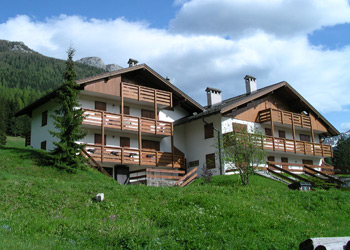 Appartamento a Soraga. A very special accommodation in quiet and panoramic location.
Una sistemazione molto particolare in posizione tranquilla e panoramica.