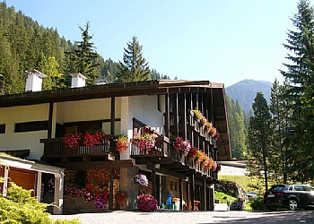 Residence - Canazei. Das Apartmenthaus befindet sich 30 Meter hinter dem Hotel Tyrol, in sehr ruhiger und sonniger Lage, inmitten eines großen Gartens und mit herrlichem Blick auf die umliegenden Berge. Ein großer Parkplatz und Garagen sind vorhanden. Ebenso ein Skiraum und ein Wasch und Bügelraum mit 2 Münzwaschmaschinen und 1 Münztrockner, Bügeltisch und Dampfbügeleisen. Alle Wohnungen haben Zentralheizung, Kalt und Warmwasser, Volleingerichtete Miele-Elektroküchen, elektrischen Türöffner und Sprechanlage, zentrale Staubsaugeranlage, Wandtresor, Holzdecken und Teppichboden, Telefon, Farbfernseher. Die Einrichtung ist in Eiche natur, Massivholz, Maßanfertigung. Im ländlichen Stil, mit viel Holz gebaut, aber trotzdem sehr komfortabel, bietet Ihnen ”CESA SORAMURAT” den idealen Platz für einen erholsamen Urlaub und alles was Sie sich von einer Ferienwohnung erwarten.