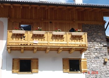 Appartamento a Soraga di Fassa. Vista esterna dell'appartamento, dotato di balcone, con esposizione ad est.