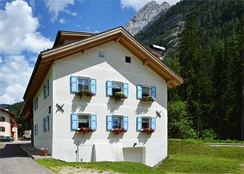 Appartamento a Penia di Canazei. La nostra casa si trova a Penia a circa 2,5 km dal centro di Canazei, a 400metri pianeggianti dagli impianti del Ciampac, al nuovissimo impianto (in funzione da natale 2015) che collegherà Alba e Penia alle piste del Belvedere Sellaronda  e a 100m dalla fermata dei mezzi pubblici. In zona tranquilla vicina alla passeggiata del bosco e al parco giochi dove si può anche vedere una antica segheria veneziana ancor oggi funzionante nei periodi estivi