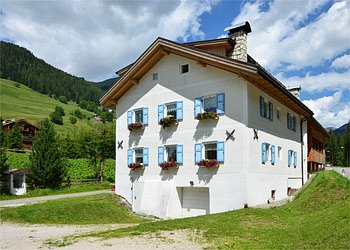 Appartamento a Penia di Canazei. Our house is located in Penia about 2.5 km from the center of Canazei, 400metri flat from the Ciampac lifts, and the new plant (in operation by Christmas 2015) that will connect Alba and Penia to the slopes of Belvedere Sellaronda   and 100m from the bus stop. In a quiet area close to the forest and walk to the playground where you can also see an ancient Venetian sawmill still working in summerand