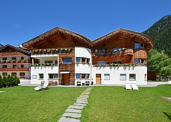 Il mondo di Patty - San Giovanni di Fassa - Pera - Apartment new building, ground floor, approximately 60 square meters, bathroom with shower, washing-machine, hair-dryer. Living room with full equipped kitchen (dis-washer, electrical oven, ceramic cooking top, Moreover Satellite TV, garden on the front and backside of the house, position south-west with sun during the whole afternoon.
In the centre of the village Pera, close to the main road, but in a quiet position. Excellent for hiking and walking, close by you find the chair lift to the ROSENGARTEN/CATINACCIO area, the ski school 