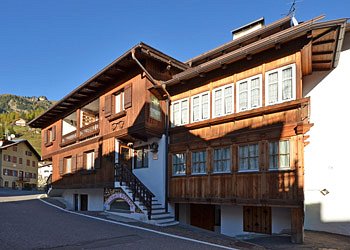 Appartamento a Campitello di Fassa. L'appartamento si trova nel centro storico di Campitello di Fassa, a circa 250 metri dalla funivia Col Rodella.
