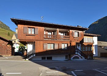 Appartamento a Campitello di Fassa. L'appartamento si trova nel centro storico di Campitello di Fassa, a circa 250 metri dalla funivia Col Rodella.
