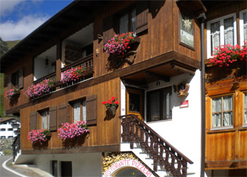Appartamento a Campitello di Fassa. L'appartamento si trova nel centro storico di Campitello di Fassa, a circa 250 metri dalla funivia Col Rodella.