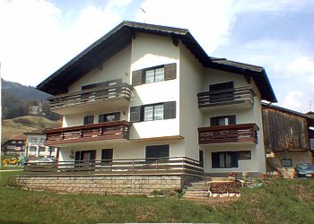 Appartamento a San Giovanni di Fassa - Vigo. Casa bifamiliare situata in una posizione tranquilla e soleggiata, nelle immediate vicinanze del centro di Vigo di Fassa. Nel raggio di 100 m si raggiungono i principali negozi, gli impianti di risalita, la fermata dello Ski-bus, il parco giochi, nonché il percorso vita ed i numerosi punti di partenza per le diverse escursioni.
La casa è circondata dal verde e gode di una splendida vista panoramica sulle incantevoli Dolomiti. Essa dispone di una grande terrazza e di un posto macchina riservato agli ospiti.