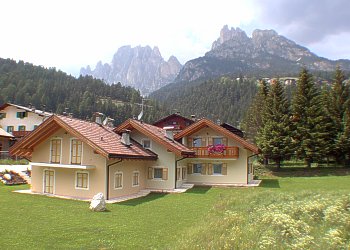 Residence a San Giovanni di Fassa - Pera. Vista panoramica dal giardino della casa.
