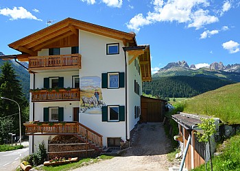 Appartamento a Moena. In posizione panoramica e soleggiata con una splendida vista  su Moena e la Valle di Fassa. L'appartamento si trova al primo piano offre tanta tranquillità e tanto sole, 2 balconi e prati verdi intorno