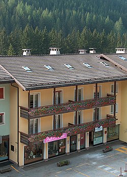 Appartamento a Canazei. I nostri 12 appartamenti sono situati in centro a Canazei,vicinissimi ai negozi e a 600 metri dalle Funivie del Belvedere-Sellaronda.
Disponiamo di varie tipologie di abitazione a 4,5,6 posti letto.Sono dotate di ampio soggiorno con due posti letto ed angolo cottura,una o due camere matrimoniali,bagno con doccia,Tv,cassaforte,aspirapolvere e materiale per pulizie,balcone e posto macchina riservato esterno.Sono forniti di attrezzatura per cucina e biancheria da letto,da bagno e da cucina.Quasi tutti gli appartamenti sono dotati di lavastoviglie. Al piano terra c'è il deposito sci con armadietti e scaldascarponi e un deposito biciclette.Wifi gratuito in tutti gli appartamenti.
