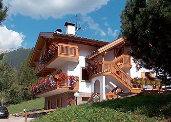 Appartamento a Moena. La terrazza sulle Dolomiti. Vacanze in pieno relax