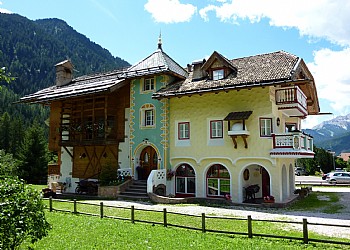 Appartamento a Campitello di Fassa. Le sue unità abitative comprendono un angolo cottura completamente attrezzato, un'area soggiorno con TV a schermo piatto e 2 bagni privati con asciugamani.