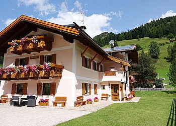Appartamento a Penia di Canazei. Cesa Mandi e Miky è situata in zona tranquilla e panoramica, grazie alla vicinanza alla funivia Ciampac e al nuovo impianto Doleda (famoso Sella Ronda) SOLO 900 metri e alla fermata dello ski bus solo pochi passi è il soggiorno ideale per gli sciatori.
La nostra struttura è dotata di appartamenti confortevoli da 2/3 a 4/5 letti, tutti sono equipaggiati con lavastoviglie, microonde, bollitore elettrico, frigorifero con piccolo cella, tv lcd e divano.
Cesa Mandi e Miky è dotata di garage e deposito sci con scalda scarponi.