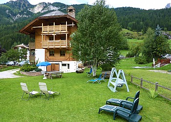 Appartamento a Campitello di Fassa. La struttura costruita in stile Ladino, presso la quale potrete giocare a ping pong, vi attende in una zona rinomata per lo sci e dispone di un deposito per le relative attrezzature.
