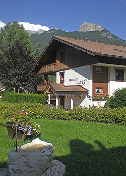 Residence a Moena. Il residence Lasté è un piccolo complesso turistico in tipico stile di montagna, ubicato in una zona tranquilla, soleggiata e circondato dal verde,  pur distando soli 350 mt dal centro di Moena, il quale è raggiungibile con una comoda passeggiata. 

Tutti gli appartamenti sono stati arredati in modo da unire comodità ed eleganza.
Variabili da 2 a 5 posti letto, ogni abitazione è dotata di ampia cucina fornita di piastra in vetro-ceramica, forno tradizionale, forno microonde, nonchè di comodo ed accogliente angolo pranzo, spazioso balcone attrezzato, connessione WI-FI in appartamento, TV sat e cassaforte.
 
A disposizione degli ospiti un posto macchina in garage per appartamento, deposito sci/bici, asciuga-scarponi, mountain-bike per le vostre escursioni estive, piscina, sauna, cabina raggi infrarossi, sala giochi, ampio giardino attrezzato con lettini e giochi per bambini con casetta in legno arredata a misura di bambino. Infine stanza lavanderia-stireria in comune.
Inoltre un'accogliente stube con vista sul giardino.