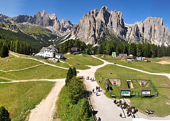Servizi a San Giovanni di Fassa - Vigo. Centro Escursioni Catinaccio Rosengarten 
Panorama all'uscita della funivia
Vigo-Ciampedie
Vigo di Fassa
