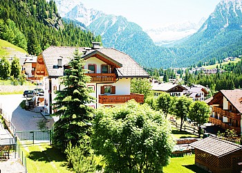 Appartamento a Canazei. Una vacanza deve essere rilassante, deve dare gioia e, nel migliore dei casi, giovare anche in modo significativo alla salute.
A tal fine non servono né medici né medicine, bensì la giusta combinazione di aria buona, un paesaggio incontaminato e la conoscenza del potere terapeutico della natura.