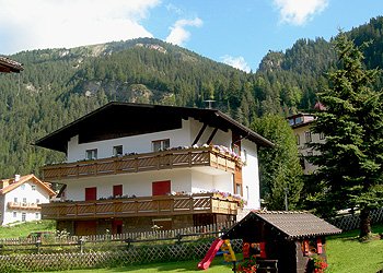 Appartamento a Canazei. Moderna costruzione in posizione tranquilla, soleggiata direttamente a Canazei.
Incomparabile veduta panoramica sul Gruppo del Catinaccio - Gran Vernel(Marmolada) e Pecol/Belvedere.
L'appartamento occupa l'intero primo piano della casa per una superficie di ben 85 mq. e ben 25 mq. di balcone sui tre lati (est - sud - ovest)