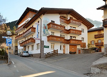 Appartamento a Moena. Possibilità di parcheggiare bike, posti auto riservati all'esterno del giardino.