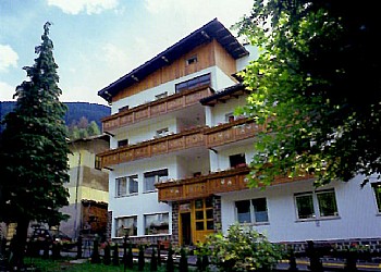 Appartamento a Moena. Appartamenti fronte giardino con terrazza coperta e balconi.