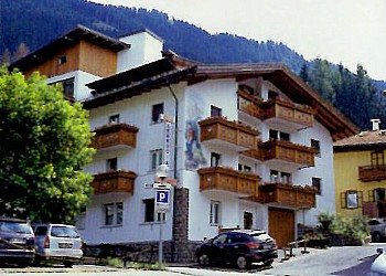 Appartamento a Moena. Casa in zona tranquilla, a 50 metri dal centro, Piaz de Ramon.