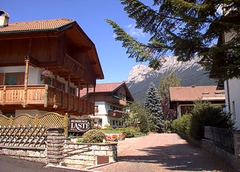 Residence a Moena. Il Residence Lasté, sito nella migliore zona residenziale di Moena, è completamente immerso nel verde, pur distando solo poche centinaia di metri dal centro shopping di Moena. Al fine di rendere più gradevole il soggiorno nel residence Lasté, il complesso dispone di piscina coperta, sala fitness con doccia massaggio, sauna, solarium, attrezzi ginnici, saletta con tavolo da ping pong.