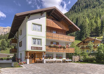 Appartamento a Canazei. Nelle immediate vicinanze della cabinovia che collega il centro di Canazei al famoso circuito del Sellaronda, Bel SIt offre ampi e confortevoli appartamenti, dotati tutti di TV color satellite, internet
Leggermente decentrata la casa garantisce una maggior tranquillità, rimanendo comunque in prossimità di un negozio di alimentari e della fermata dello Skibus.
Possibilità d'uso di una lavatrice comune.
Parcheggio privato e disponibilità di garage.