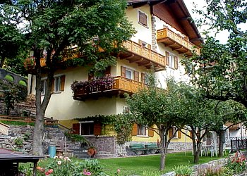 Appartamento a Moena. La casa si trova vicina al centro , ma in una zona tranquilla lungo la strada che conduce alla chiesa.
Lato sud-ovest,ampio giardino su 4 livelli