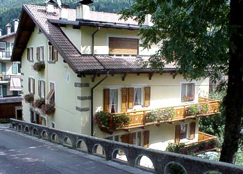 Appartamento a Moena. lato nord-ovest con accesso della casa su Via S. Vigilio(la strada conduce alla chiesa ed è chiusa al traffico)