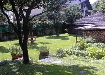 Appartamento a Moena. giardino alberato, attrezzato con gazebo e lettini solari