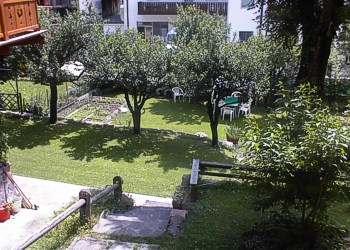 Appartamento a Moena. scaletta di accesso al giardino