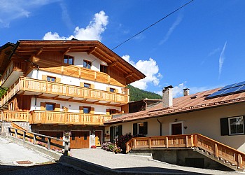 Apartment in San Giovanni di Fassa - Pozza. Casa Dorich is located in a quiet area near the center of Pozza. Our 3 apartments classified with 3 gentians can be seen on the website (www.casadorich.com) They are equipped with satellite television, free Wi-Fi, safe, hairdryer, bed linen and use of the washing machine. The kitchens are equipped with dishes, a dishwasher, an oven, a mini-freezer and a toaster. The parking space is private, external or in the garage. Personal lockers and boot warmers. Animals are not accepted.
