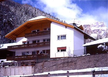 Appartamento a Canazei. La casa dista circa 5 minuti a piedi sino alla stazione a valle della cabinovia per il Belvedere e Sella Ronda.
Fermata SKIBUS  a  soli 15 metri.
La posizione della casa ideale anche per passeggiate a piedi ed anche   per escursioni con le ciaspole da neve.