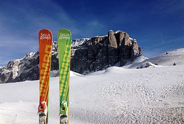 Appartamento a Campitello di Fassa. Come ospiti degli Appartamenti MAJON SOTROI godrete di uno speciale sconto presso un'azienda partner che noleggia sci e snowboard. Prenotazione online https://www.mamboskirent.com