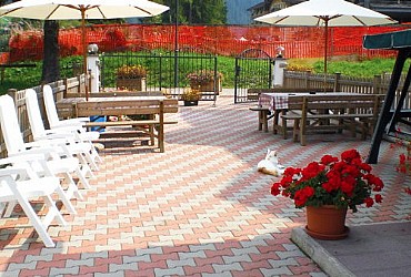 Appartamento a Canazei. GIARDINETTO 
<br>dispone di panche, sedie sdraio e dondolo per stare in tranquillità e godersi un po' di sole.
<br>
<br>DISPONIAMO SU RICHIESTA ASPIRAPOLVERE/ FERRO DA STIRO