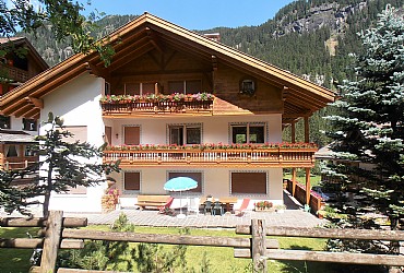 Appartamento a Canazei. PROMOZIONI ESTIVE: VAL DI FASSA CARD. La Card permette di acquistare il Panoramapass, l'abbonamento agli impianti di risalita della Valle di Fassa, a prezzo agevolato. Il Panoramapass dà inoltre diritto di viaggiare gratis sui mezzi di trasporto pubblico dell'intera rete provinciale del Trentino. Per altri vantaggi e sconti riservati ai possessori della Val di Fassa Card Vi invitiamo a visitare il sito dell'Azienda di Promozione Turistica della Val di Fassa www.fassa.com.