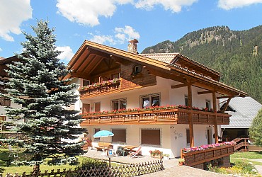 Appartamento a Canazei. PROMOZIONI ESTIVE: VAL DI FASSA CARD. La Card permette di acquistare il Panoramapass, l'abbonamento agli impianti di risalita della Valle di Fassa, a prezzo agevolato. Il Panoramapass dà inoltre diritto di viaggiare gratis sui mezzi di trasporto pubblico dell'intera rete provinciale del Trentino. Per altri vantaggi e sconti riservati ai possessori della Val di Fassa Card Vi invitiamo a visitare il sito dell'Azienda di Promozione Turistica della Val di Fassa www.fassa.com.