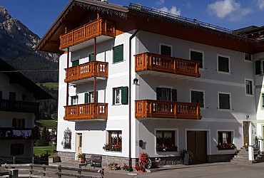 Appartamento a San Giovanni di Fassa - Pozza. Gentili ospiti della Valle di Fassa,
la famiglia Pescol dispone di appartamenti a San Giovanni di Fassa ( Pozza ) nota località turistica estiva ed invernale, situata al centro della valle, nel cuore delle Dolomiti.
La nostra casa è immersa nel verde , situata in posizione tranquilla e soleggiata, lontana dal traffico del centro paese ( 10 min. a piedi ) , gli impianti sciistici si trovano a poca distanza (collegamento Buffaure/Ciampac con il Col dei Rossi
