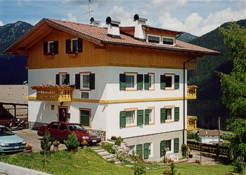 Appartamento a San Giovanni di Fassa - Vigo. La casa famigliare, si trova poco distante dal centro del paese di Vigo di Fassa, in una zona tranquilla, molto soleggiata e panoramica. Vicina agli impianti del comprensorio sciistico
