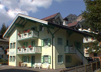 Residences in Campitello di Fassa. This is a house with 5 apartments each for 6 persons. Each apartment has 2 bedrooms, 2 complet bathrooms and a livingroom with kitchencorner and double sofa.