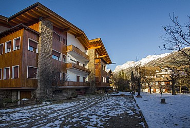 Appartamento a Moena. D’inverno, con la neve, il silenzio aleggia nei dintorni della casa, d’estate il prato diventa uno splendido posto per godere dell’aria pulita e del sole rigenerante. Si può ammirare il Gruppo dei Monzoni, e anche parte del Latemar.Le parole chiavi e più rappresentative sono appartamenti rustici e accoglienti.
Compresi nei servizi: biancheria da letto e bagno, un parcheggio privato ed il deposito sci/biciclette.