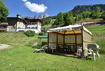 Appartamento a Campitello di Fassa. La nostra nuova casa offre appartamenti confortevoli, arredati in stile ladino (mobili in legno).
Tutti gli appartamenti dispongono di TV SAT, forno, cassaforte, asciugacapelli, balcone o terrazza e posto macchina. C’è inoltre a disposizione una lavanderia a pagamento ed un deposito sci con armadietti e scalda scarponi, che in estate ospiterà le Mountainbike.
A partire dalla stagione invernale 2006/2007, è attivo nei nostri appartamenti anche il collegamento internet WI-FI, che potrà essere utilizzato da tutti i nostri ospiti.