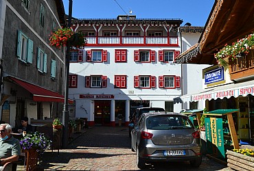 Wohnung - Moena. Res. Ciasa Buro liegt im Zentrum aus Moena.
Alle Ferienwohnungen sind komfortabel und mit Eleganz eingericht und ausgestattet.
Tv Color Sat, Waschmaschine, Lift und Skiraum.
Parkplatz.