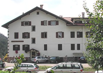 Appartamento a Moena. Questa è la nostra casa, al primo piano a sinistra, con i fiori alle finestre: qui ci siamo noi. L'appartamento invece è nella parte destra, al piano terra la parte giorno e al primo piano la parte notte, qui nascosta dagli alberi. Siamo nella frazione di Someda. Dall'altra parte della casa si gode un'ottima vista su Moena.Il parcheggio è privato. Siamo a 2 chilometri dagli impianti di Lusia-Bellamonte e a 13 circa da San Pellegrino-Falcade.