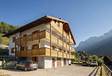 Appartamento a Moena. Casa con appartamenti di circa 80 m², composti da: entrata, due camere da letto, entrambe con due o tre letti, bagno con vasca/doccia e lavatrice, cucina abitabile con angolo pranzo, sala soggiorno con TV. Ampio balcone attorno all'appartamento e cortile. E' situata in zona residenziale e panoramica, a 5 minuti dal centro, vicinissima alle passeggiate (2 ore a piedi attraverso il bosco per arrivare al passo di Costalunga), vicinissima alla pista ciclopedonale, al minigolf e, in inverno, al pattinaggio su ghiaccio naturale.
Dista 2 chilometri dagli impianti del