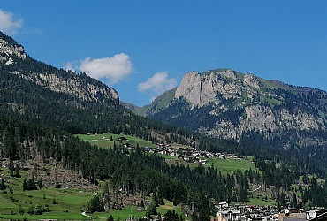 Appartamento a San Giovanni di Fassa - Pozza. Vista panoramica verso il paese di  Pera e Moncion dal balcone della cucina e camera